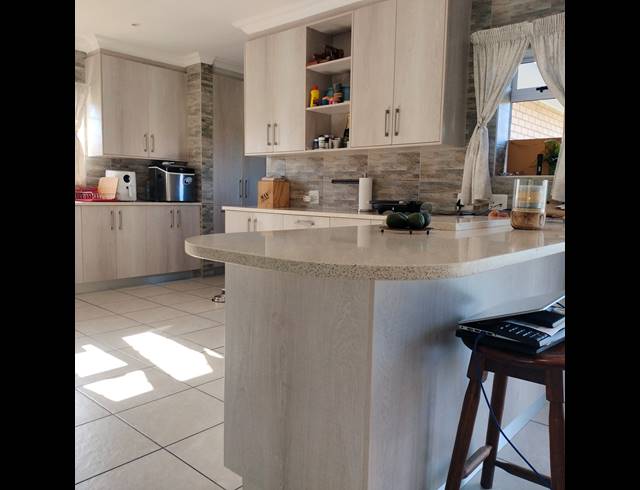 4 BEDROOM FREESTANDING FOR SALE IN DOLPHIN CREEK GOLF ESTATE